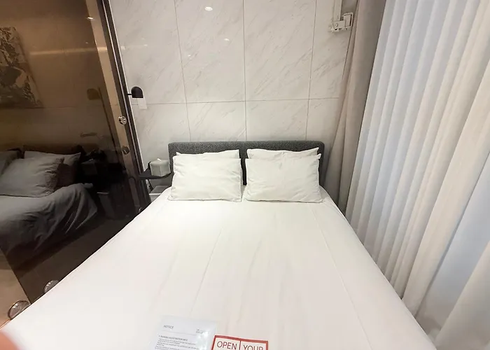 Gangnam Seocho Premium 5 Queen Bed Living Kitchen *