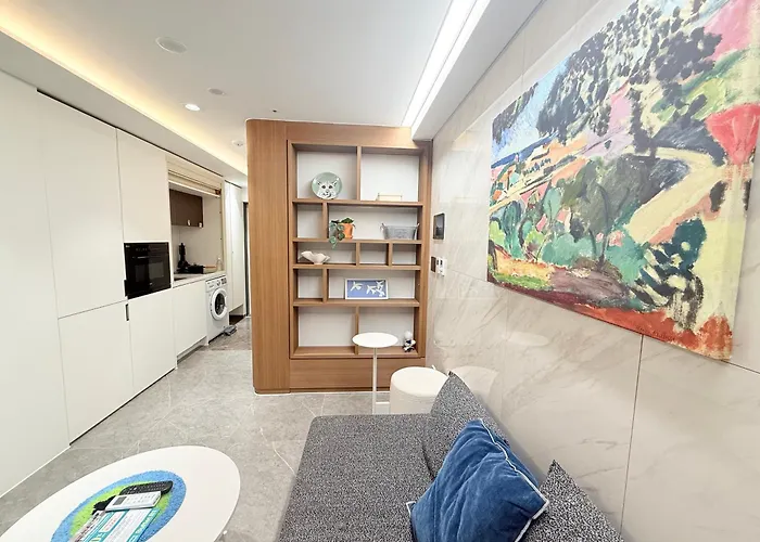 Gangnam Seocho Premium 5 Queen Bed Living Kitchen *