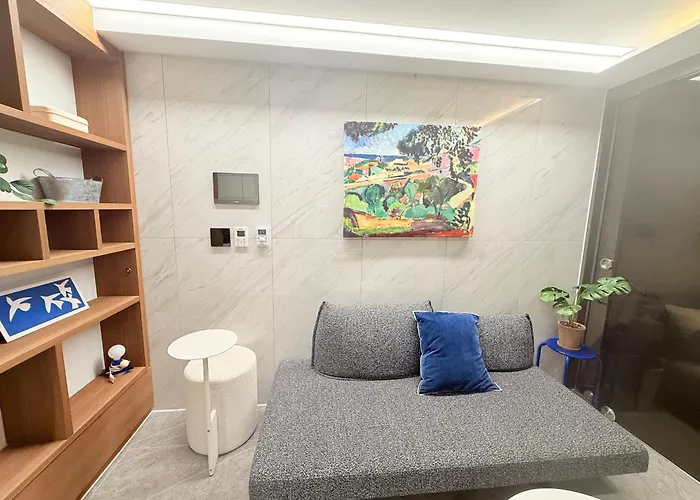 Gangnam Seocho Premium 5 Queen Bed Living Kitchen *