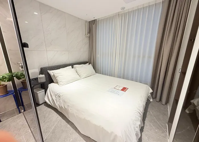 Apartment Gangnam Seocho Premium 5 Queen Bed Living Kitchen