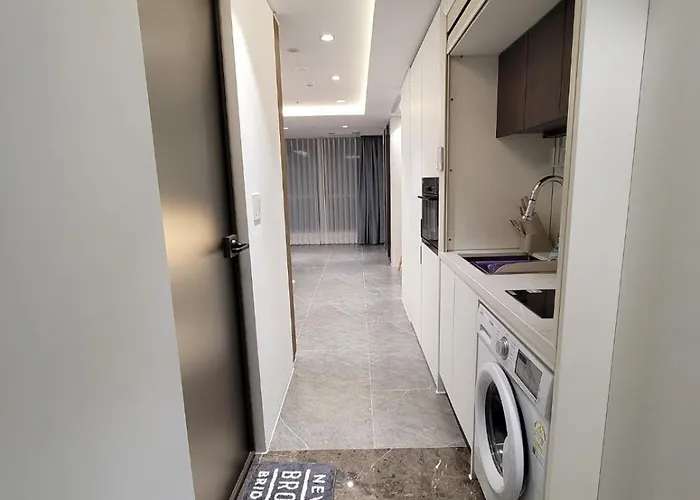 Apartment Gangnam Seocho Premium 5 Queen Bed Living Kitchen *
