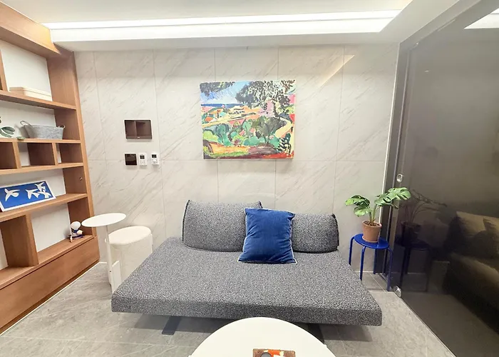 Gangnam Seocho Premium 5 Queen Bed Living Kitchen *