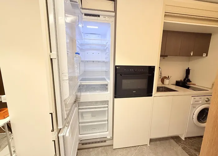 Gangnam Seocho Premium 5 Queen Bed Living Kitchen *
